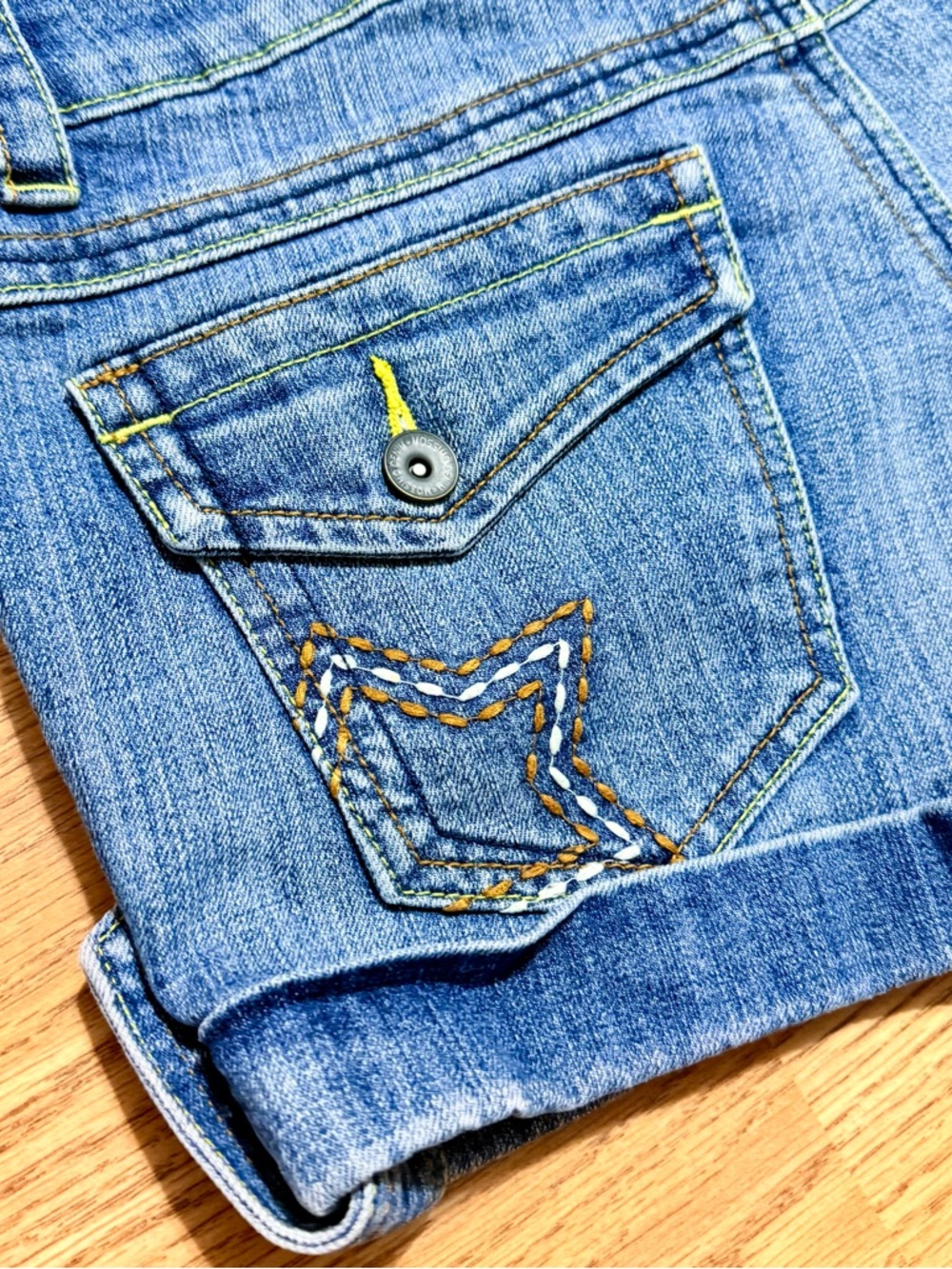 Y2K Embroidered star flap pocket low rise Jean shorts size 11 size 30 - Picture 10 of 17